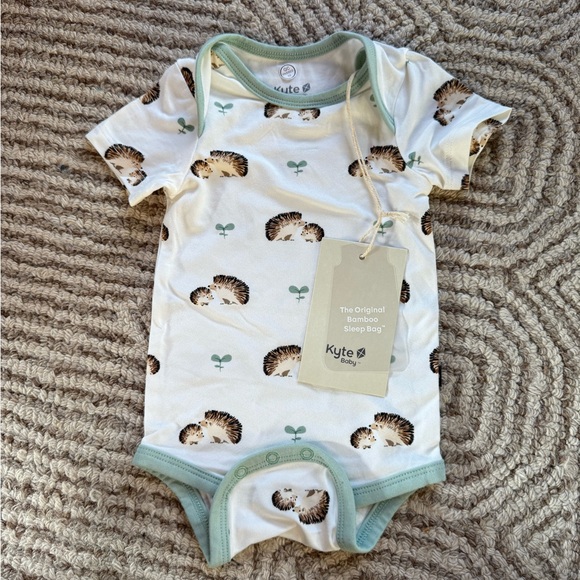 Kyte BABY Hedgehog Print Bodysuit with Green Trim - Picture 1 of 1